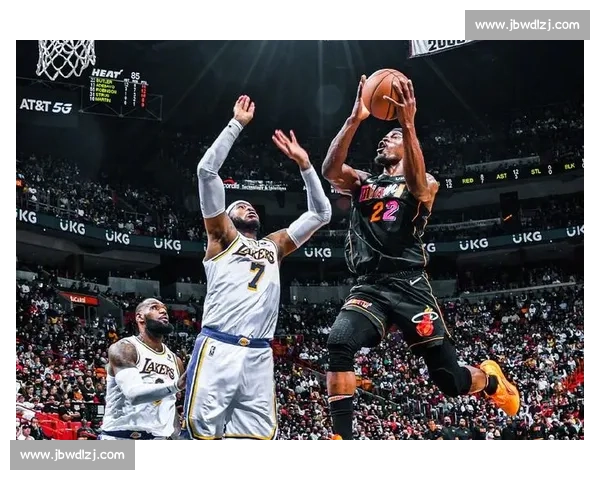 热火对湖人总决赛G1第二节攻防博弈与局势转折全解析关键瞬间 热火对湖人总决赛G1第二节攻防博弈与局势转折全解析关键瞬间